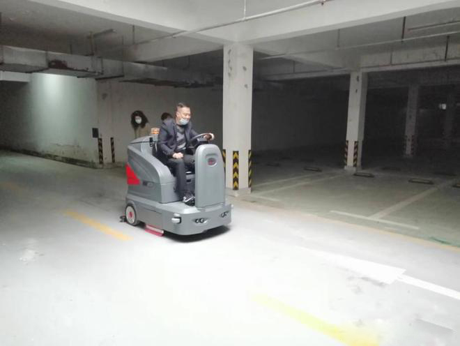 大兴小区物业保洁不用人力改用驾驶式洗地机了